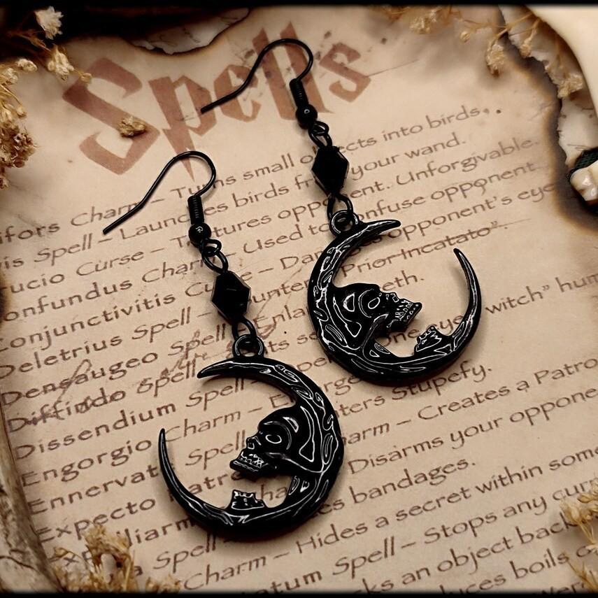 Gothic Black Dead Moon Skull Relief Dangle Earrings for Women Witch Halloween Party Demon Style Magic Spell Lucifer Jewelry