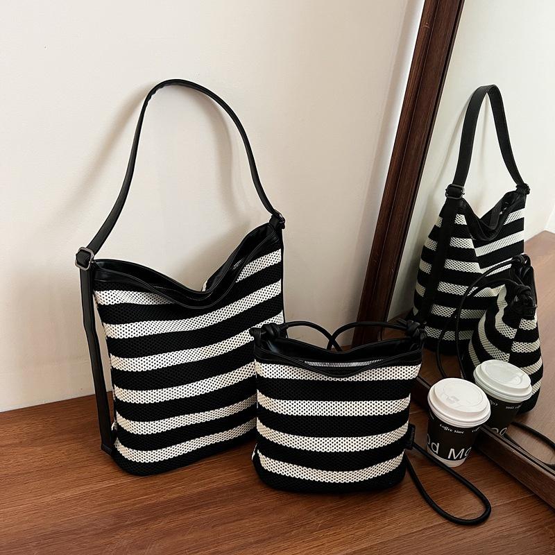 Black and white striped bucket bag women's large-capacity large bag leisure vacation beach bag versatile portable shoulder tote bag