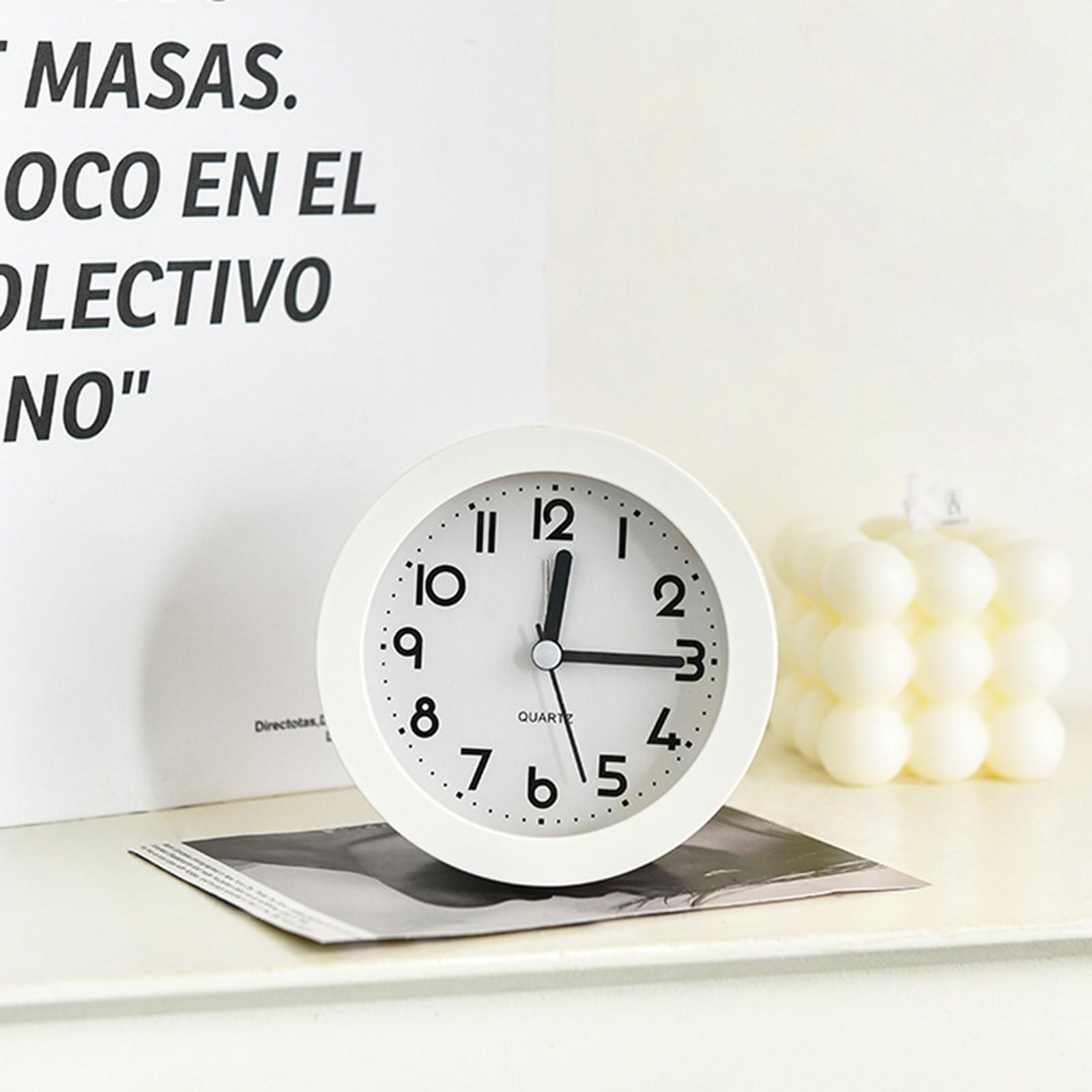 

Будильник ультра тихий без тиканья 3,7 дюйма маленькие часы с ночником на батарейках для спальни прикроватный столик One Size белый