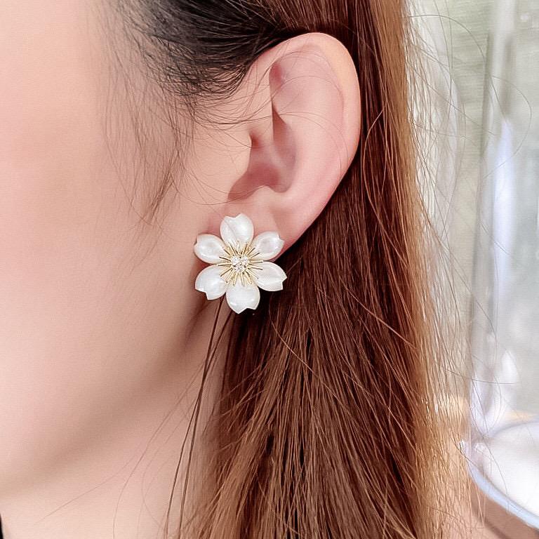 Nová horúca značka Vintage kvetinové náušnice pre ženy Luxusné šperky Dizajnérske náušnice Módna dámska párty Elektroplatované klipsové náušnice