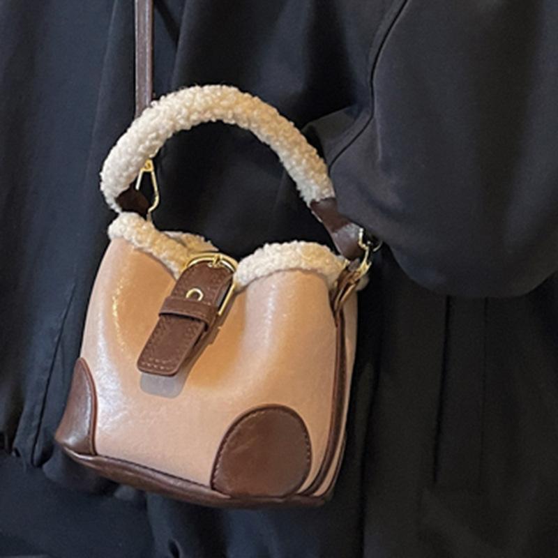 Winter new women's shoulder bag women's casual plush bag bucket bag Mao Mao portable messenger bag