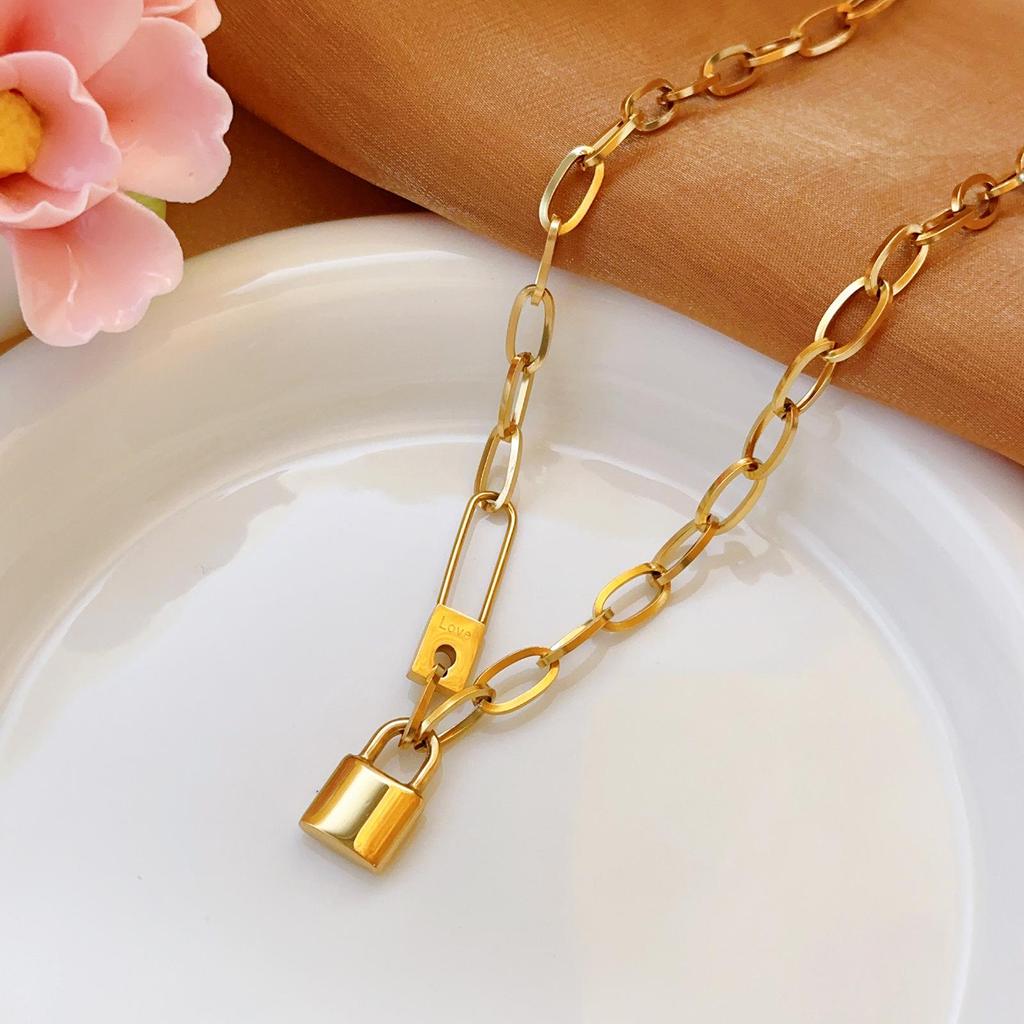 Złoty naszyjnik ze stali nierdzewnej: Elegancka, Wszechstronna, Nieblaknąca Biżuteria Damska