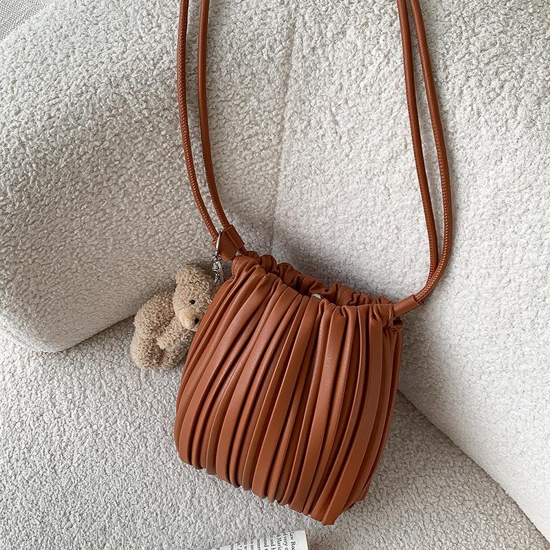 

Плетеная сумка с французской плиссированной текстурой Весна и Лето Корейская версия Нишевый дизайн Конфетный цвет Магнитная маленькая квадратная сумка Женская