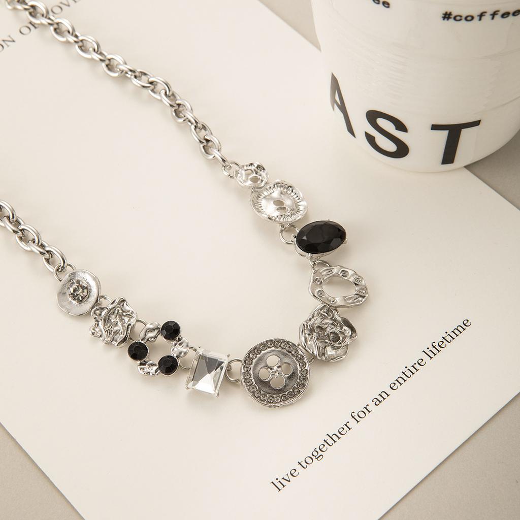 Metal Heavy Industry Y2K Sweet Cool Wind Button Necklace Retro Niche Design Diamond Neck Chain Women'S Personality Sweet Cool Necklace