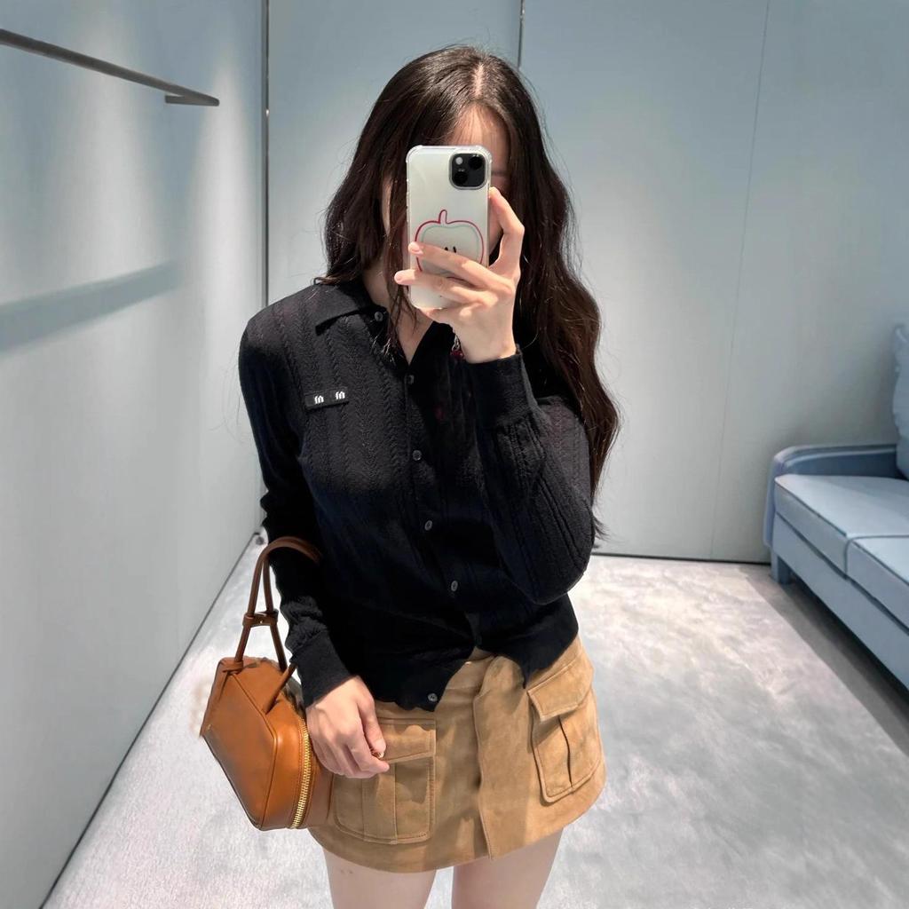 Nanyou Miu Serie: High-End Strick-Damen-T-Shirt mit hohlem Revers und langen Ärmeln, schlankmachender Frühherbst-Oberbekleidungstrend.