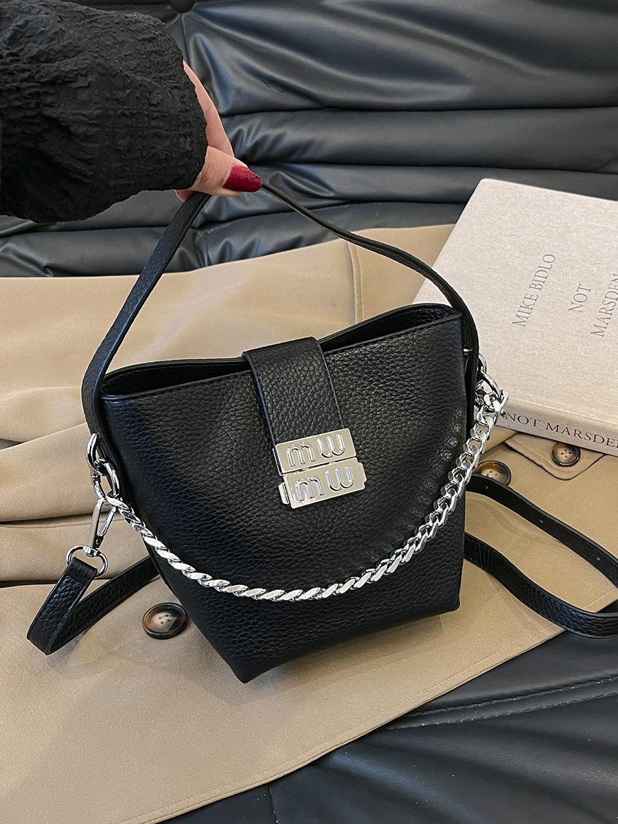 

Премиальный сенс популярная портативная сумка-ведро женская новая нишевая мода сумка через плечо мессенджер сумка для通勤 чёрный