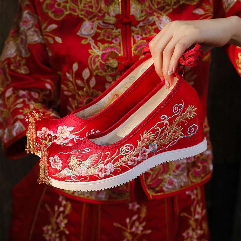 Embroidered Shoes Wedding Xiuhe Wedding Shoes New Old North Chinese Ancient Bridal Wedding Shoes Xiuhe Clothing Heightening Cloth Shoes
