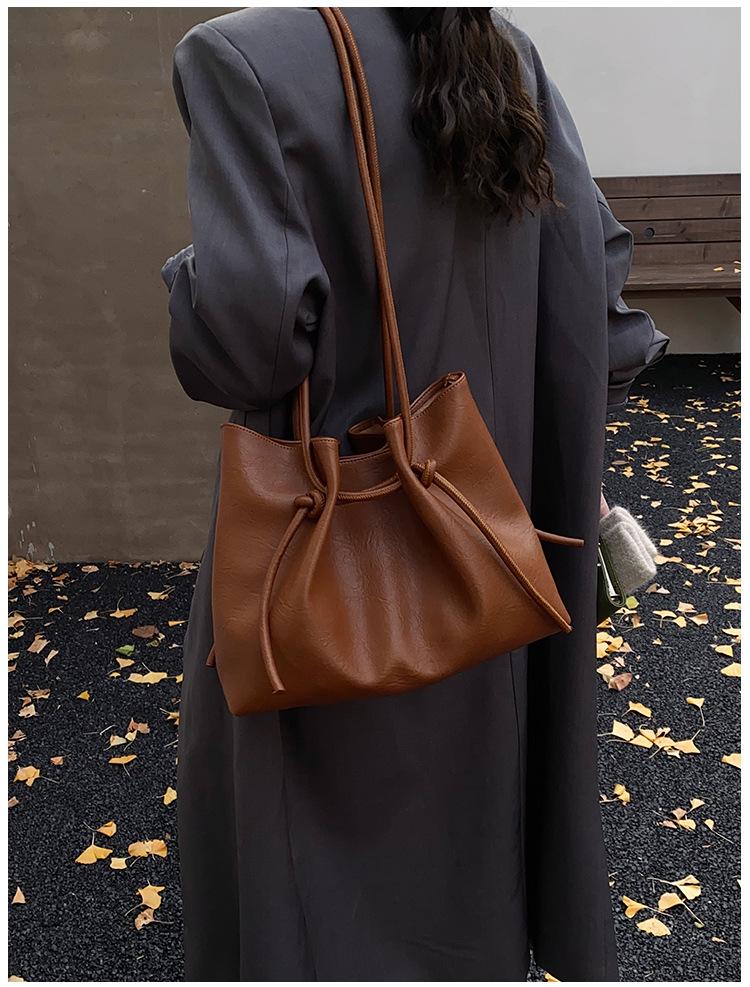 High-End Women's Large Capacity Textured Crossbody Drawstring Shoulder Bag for Casual Outdoor Use