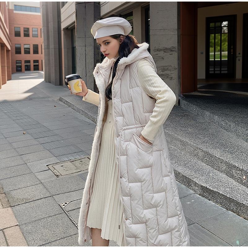 Осенне-зимняя женская куртка-пуховик с капюшоном — фото 17