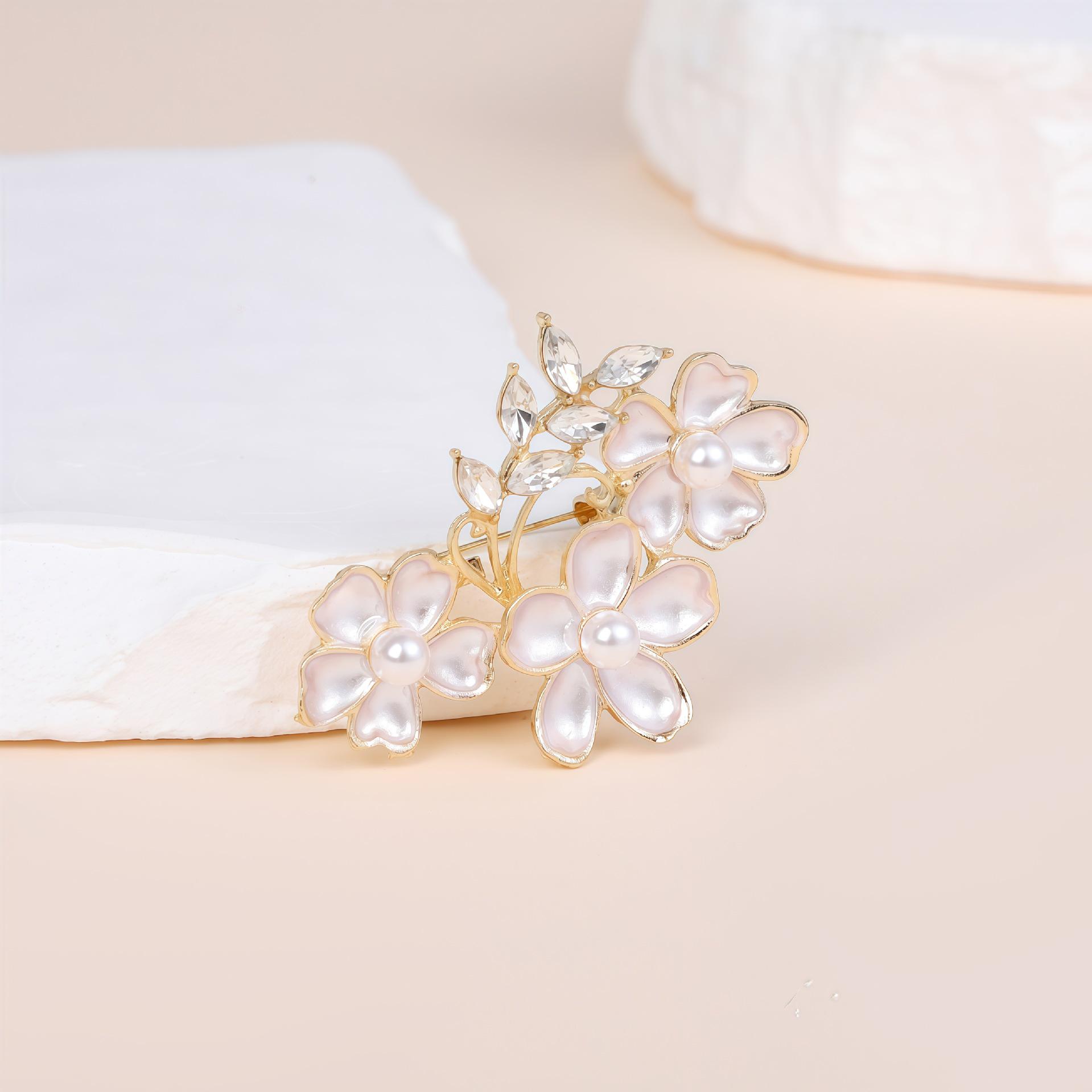 Elegant Alloy Brooch for Women - Versatile, High-End Suit & Coat Accessory золотой