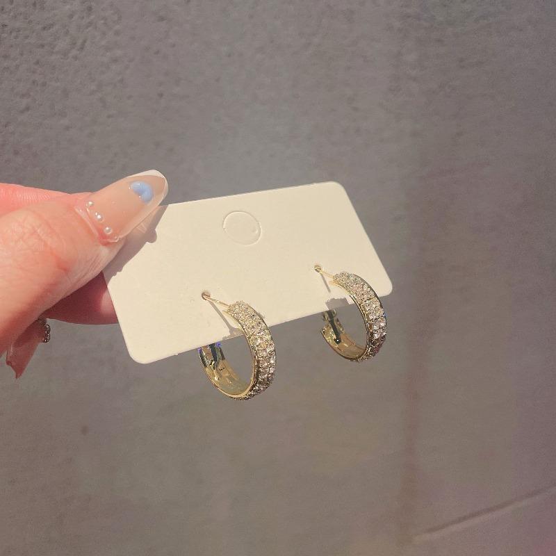 

Exclusive Design, Super Shiny Circular Earrings, High-end and Luxurious Style, Round Earrings with Small Ear Loops, Suitable for Women. золотой