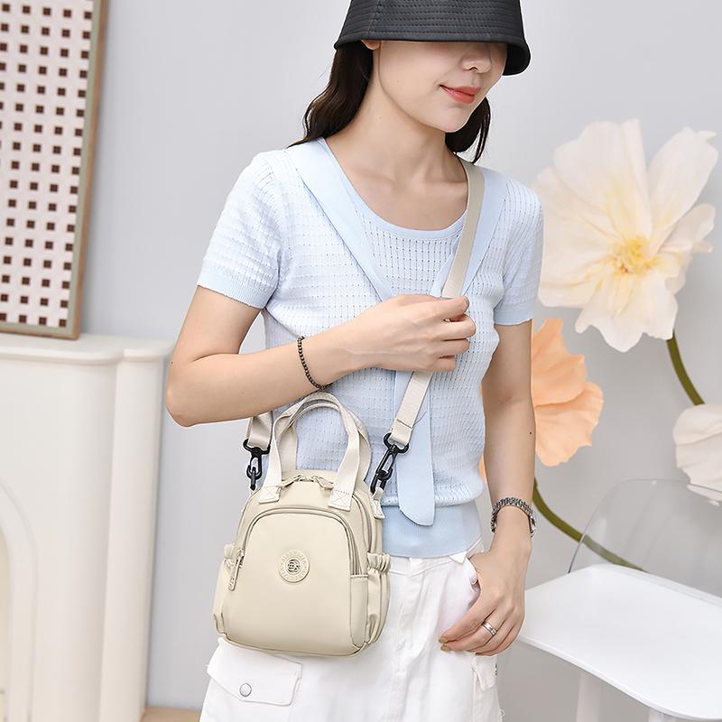 Kompakt Nylon Crossbody Miniryggsäck med Topphandtag Casual Liten Dagryggsäcksväska för Kvinnor Daglig Resa