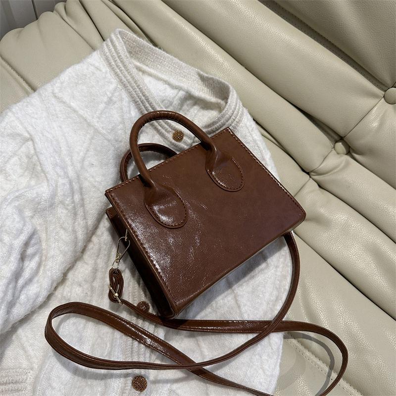 

Premium texture French niche retro mini small bag women s 2025 autumn and winter new trendy versatile shoulder messenger bag светло-коричневого