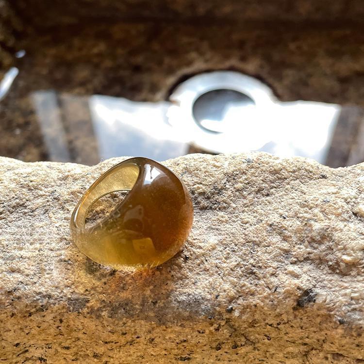 

Женское кольцо-заявление из высококачественной амбровой смолы - Универсальный холодный стиль для указательного пальца