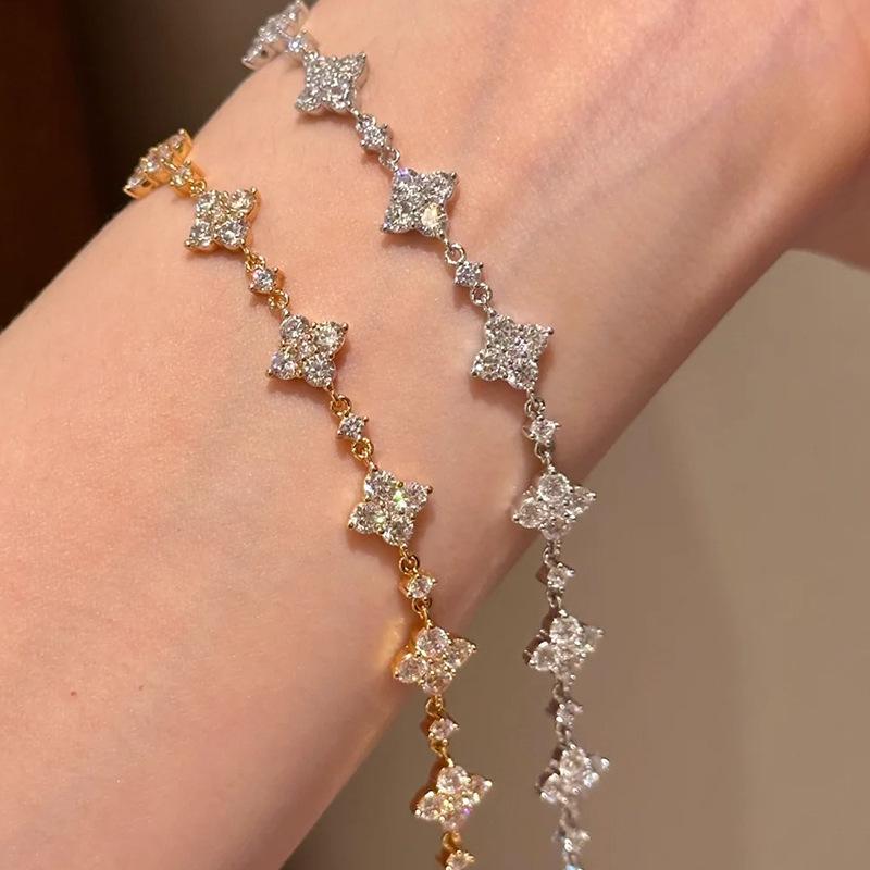 Pulseira de Zircônia Trevo de Quatro Folhas Europeia e Americana de Luxo - Joia Elegante e Versátil com Cordão para Mulheres