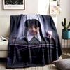 Manta Temática de Quarta-feira Adequada Para o Sofá Acampamento e Viagem Feita de Material Macio de Flanela Um Presente Ideal Para Ocasiões Como Aniversário