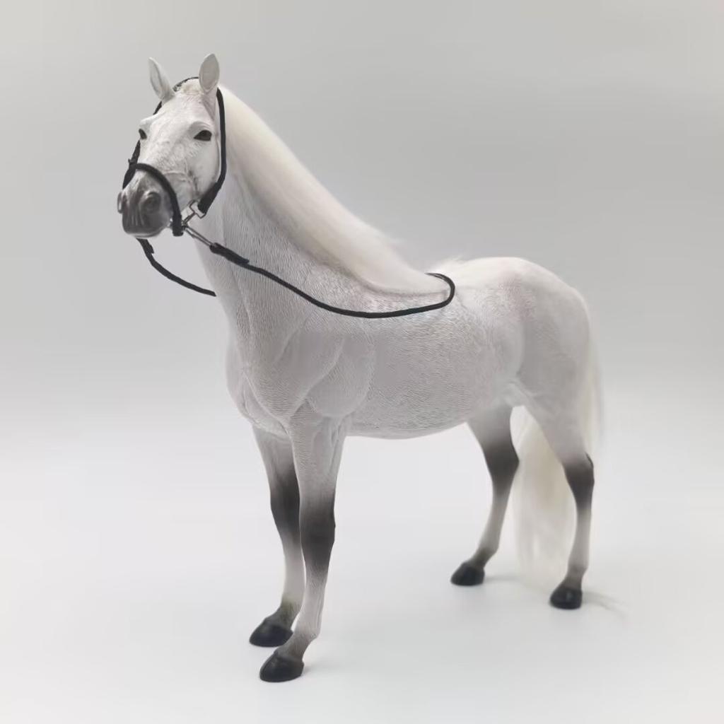 Figurine Animale Cheval Marron Solide Réaliste Moulage Monobloc 23 cm de Long 19,5 cm de Haut Avec Crinière et Queue Rougeâtres Jouet de Collection pour Enfants