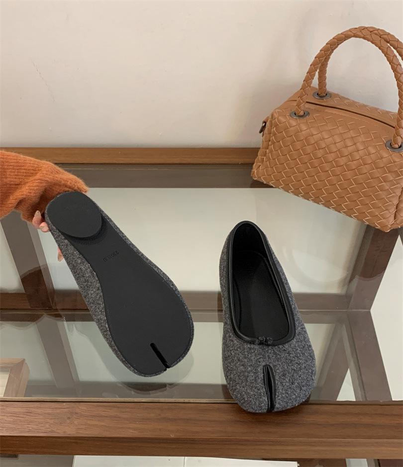 Niche flat bottom one-word drag fashion retro style suede Korean version women's shoes 2025 new spring and summer split-toe single shoes