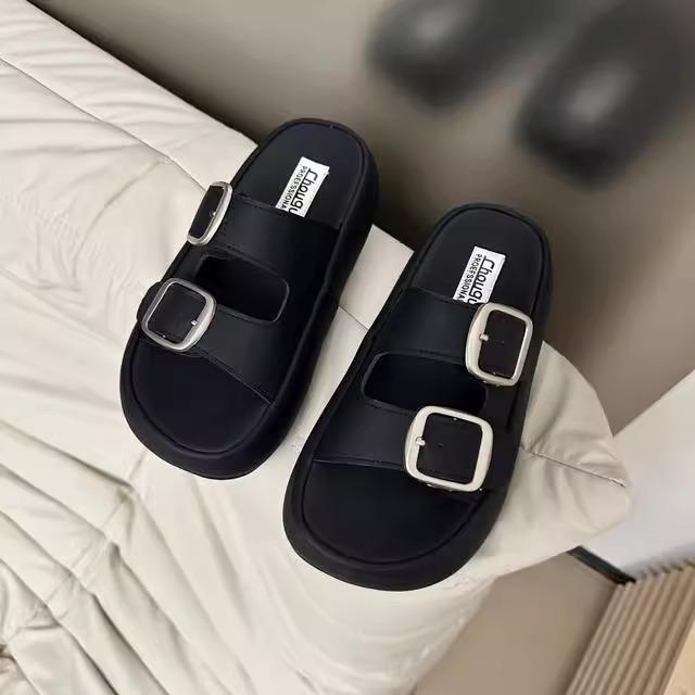 

Летние толстоподошвенные серебристые шлепанцы женские 2025 новые французские для улицы модные универсальные крутые шлепанцы фея темперамент сандалии 40