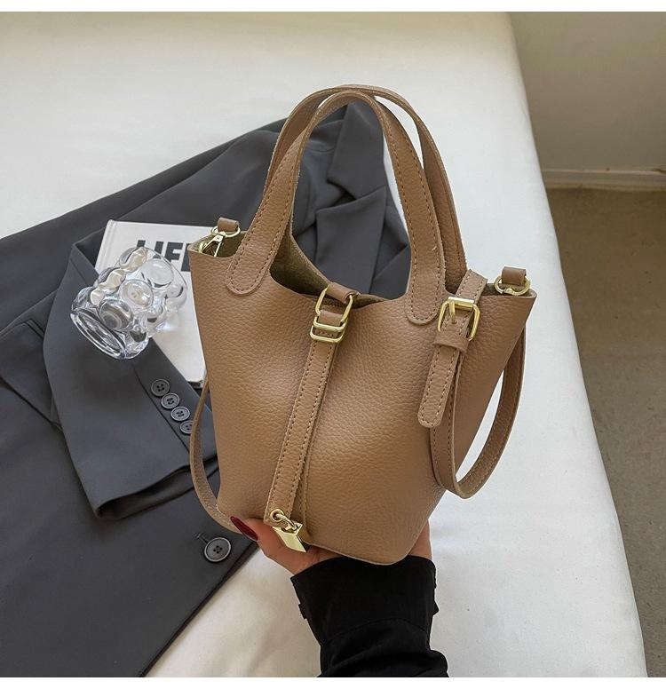This Year's Popular High-end Fashion Handbag Women's 2025 Korean Version of the New Simple Casual Bucket Messenger Bag Women