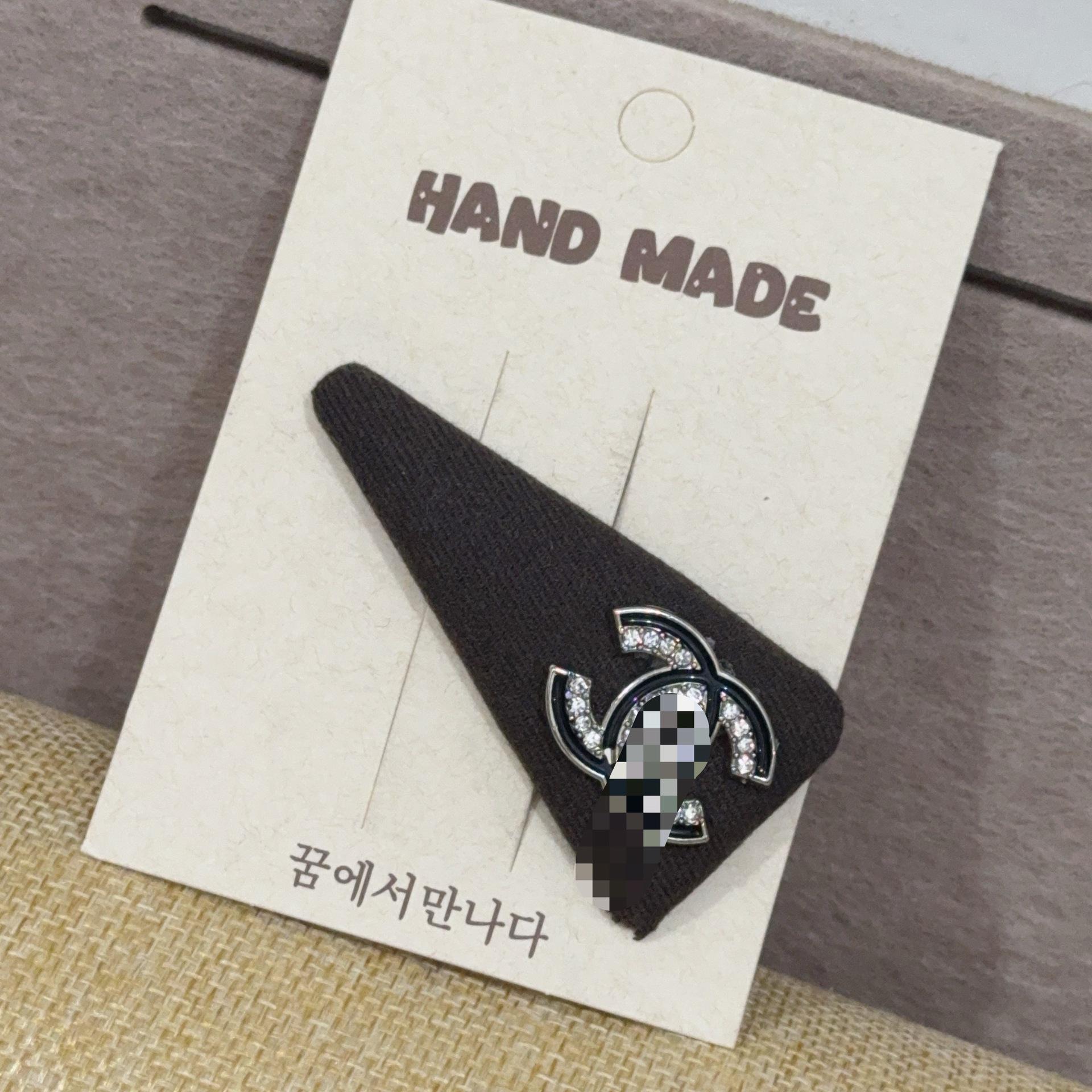 

Korean Style Double C Hair Clip Set: Elegant, High-End Fragrance Bangs Clips with Simple Letter Design.