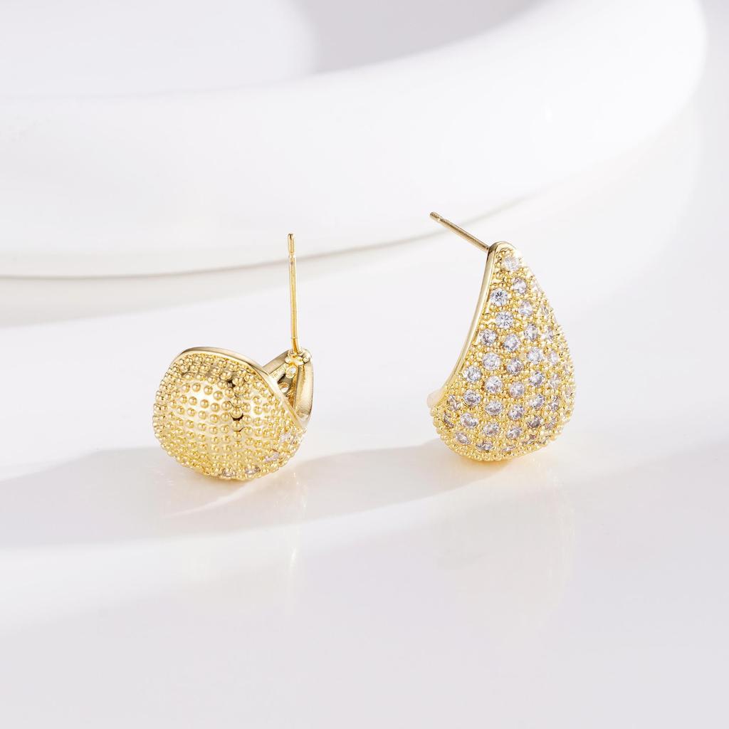 Teardrop Zircon Micro-Inlaid Earrings: Lightweight Luxury, Fashion-Forward, Personalized, Simple Design.