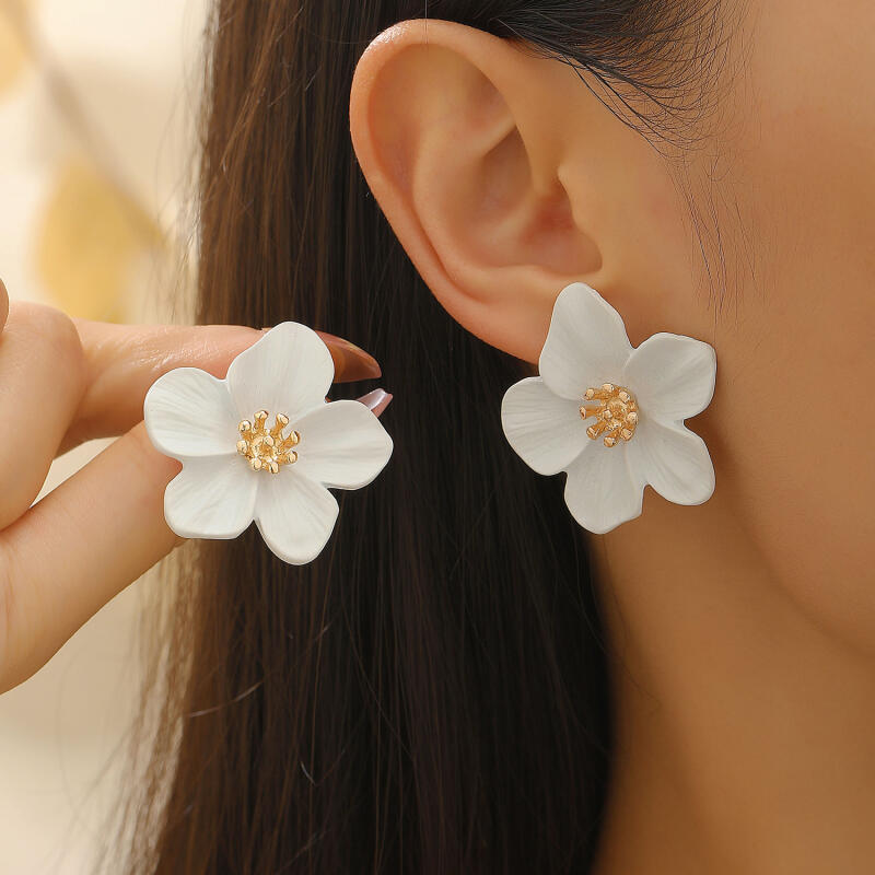 Sweet Fresh White Metal Flower Drop Earrings for Women Elegant Super Fairy Dangle Earrings Jewelry Party Jewelry Accessories