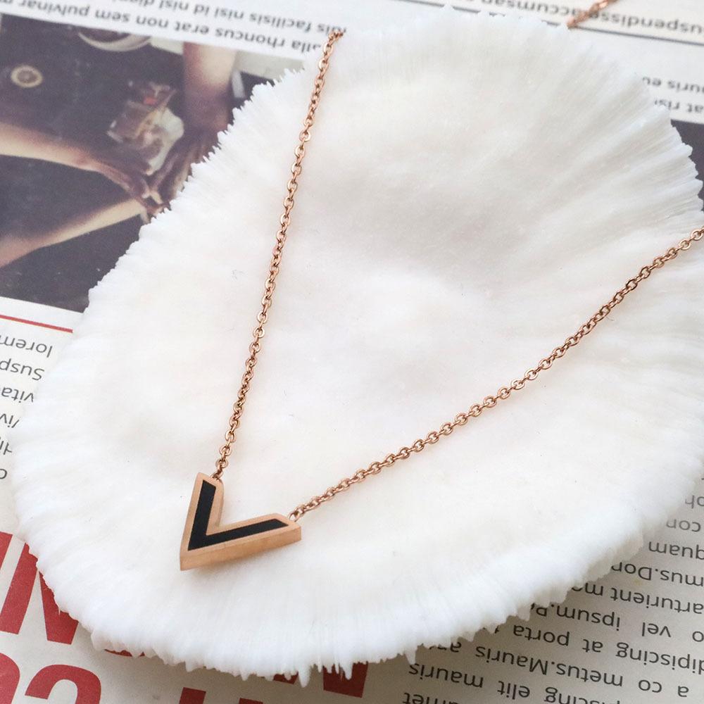 French Romantic Valentine'S Day Gift Girl Girlfriend Fashion Jewelry Acrylic V Letter Pendant Rose Gold Necklace