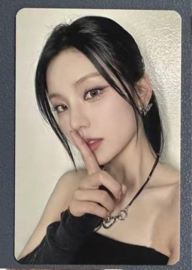 

[USED] ITZY Gold Makestar China Shanghai Limited Edition 50 Trading Cards