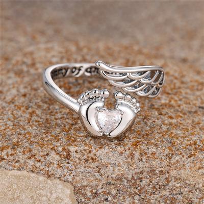 Luxuriöser Damenring mit weißem Herz-Engel-Zirkonia-Stein, zartes silberfarbenes Schmuckstück für Hochzeiten