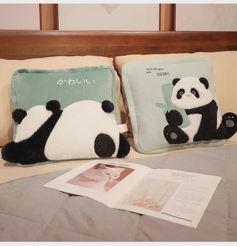 Polštářek/přikrývka 2 v 1 s kreslenou pandou: Kancelář, Auto a Domov