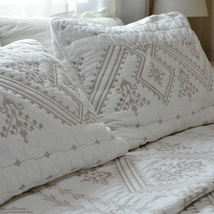 Pure Cotton White Embroidered Three-Piece Bedding Set: Bedspread, Bed Sheet, Quilted Air Conditioning Blanket.