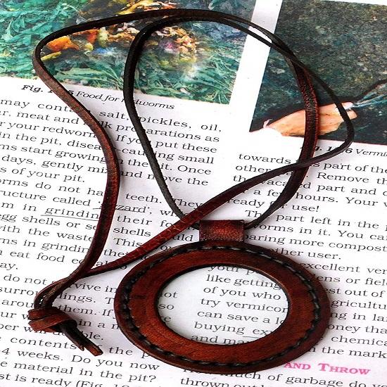 Collier Vintage à Lanière en Cuir Marin Pendentif Loupe.