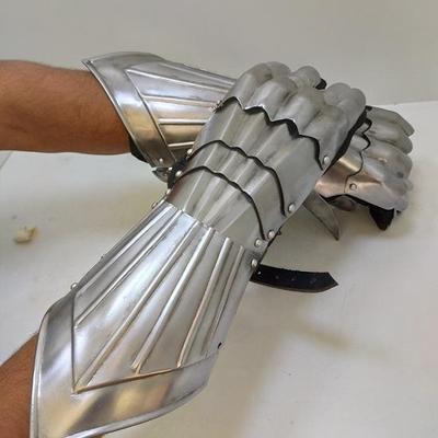 Königlicher Handwerksstahl eines mittelalterlichen Kriegers Krieger Praktische Handschuhe Stulpen im gotischen Ritterstil