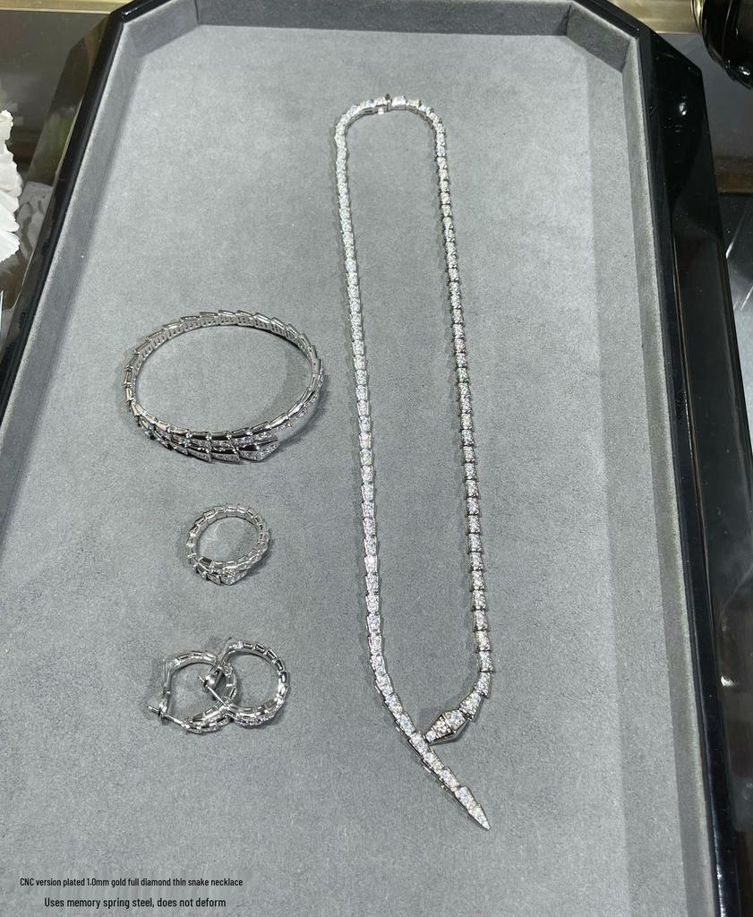 Baojia Diamant-Akzentuierte Schlangenring-Halskette, Luxuriöse Schlangenknochen-Schlüsselbein-Halskette.