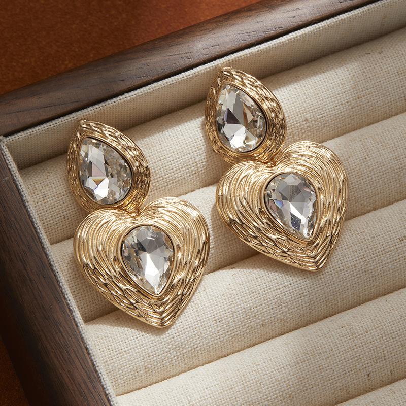 

Ретро Серьги с Текстурой Металла в Форме Сердца, Высококачественные Женские Преувеличенные Серьги с Бриллиантами, Серьги Модные в Стиле Легкой Роскоши.