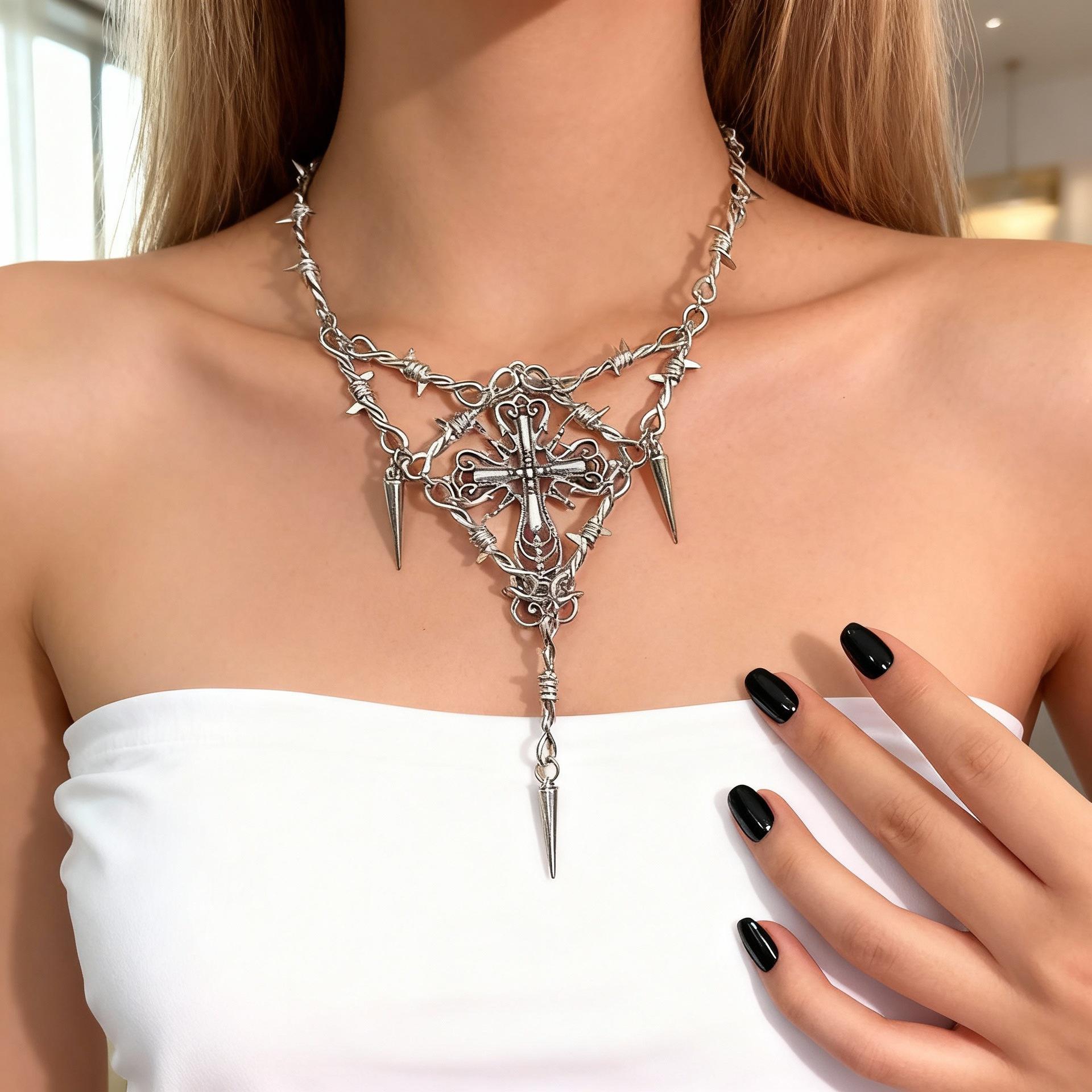 

Gothic Dark Style Love Cross Skull Necklace Vintage Exaggerated Thorn Clavicle Necklace