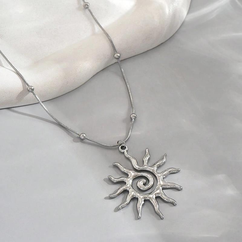 New Fashion Simple Metal Spiral Sun Shaped Hollow Out Pendant Necklace Charm Temperament Clavicle Chain Party Jewelry Gift