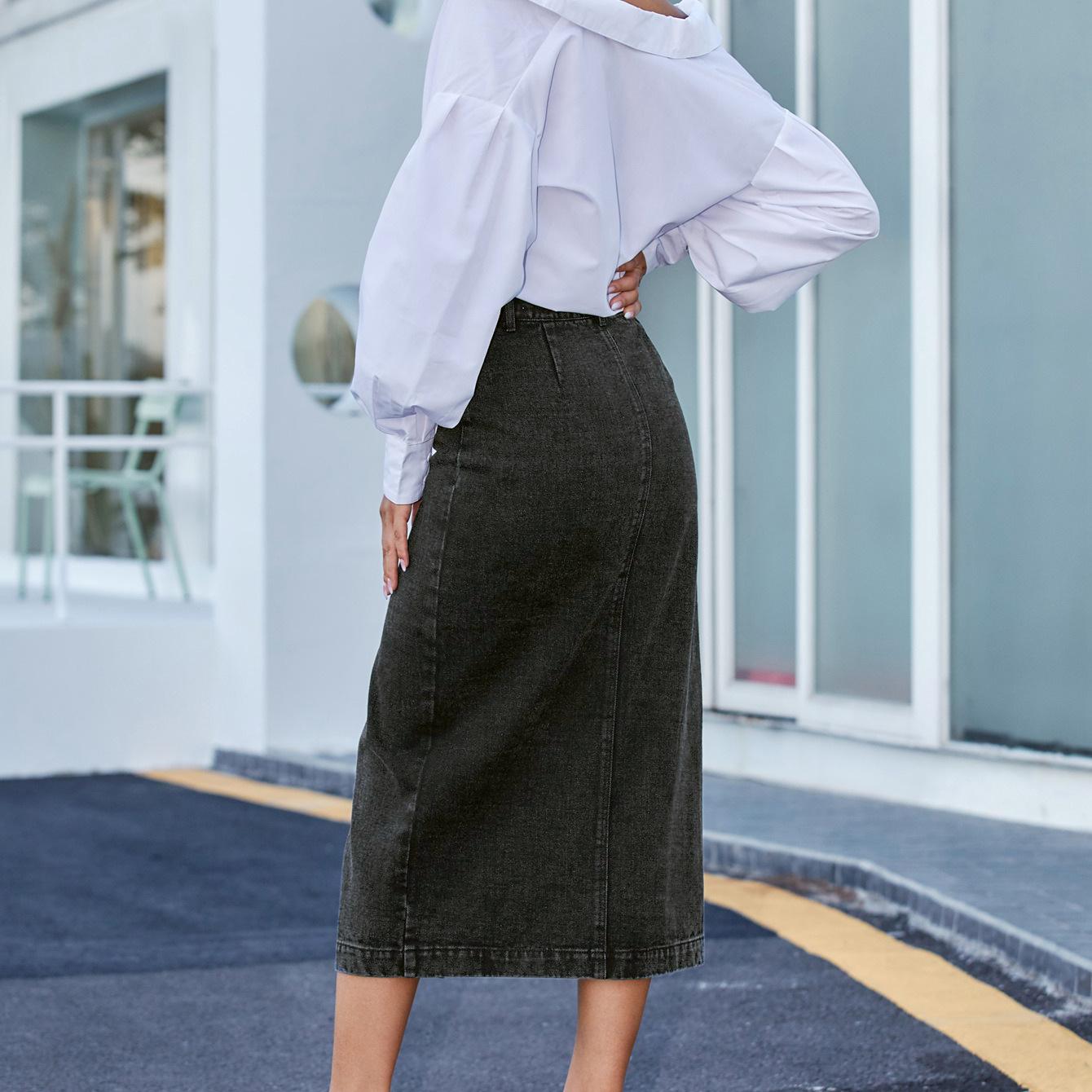 Джинсовая юбка средней длины с завышенной талией и нерегулярным разрезом на пуговицах — фото 18