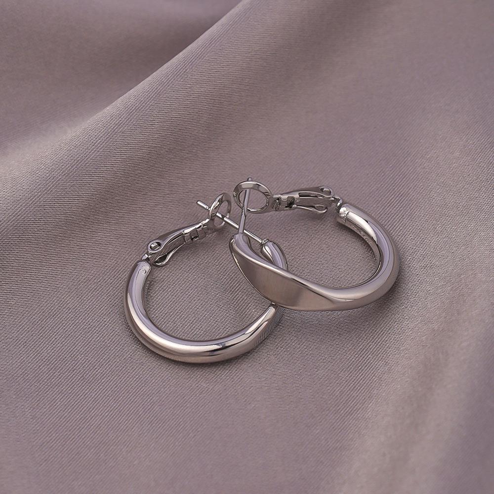 Luxuriöse große Ohrringe mit Silberstift für Damen, einzigartig designte Creolen für eckige und runde Gesichter