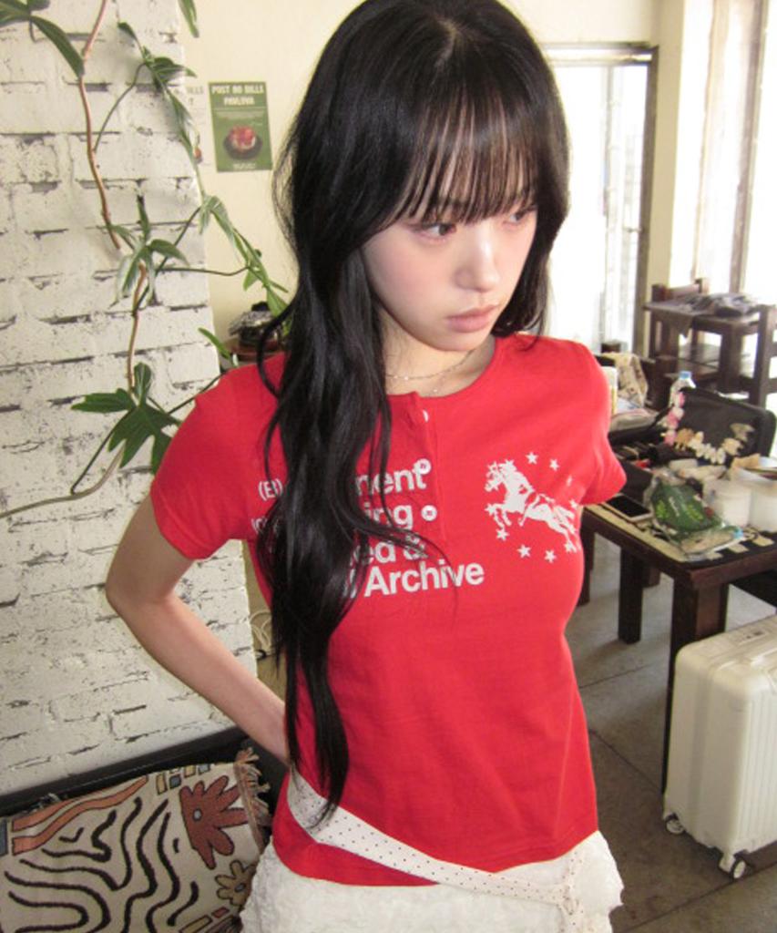 Eontaiteulseoul Unicorn Henley Neck Crop Short Sleeve Red