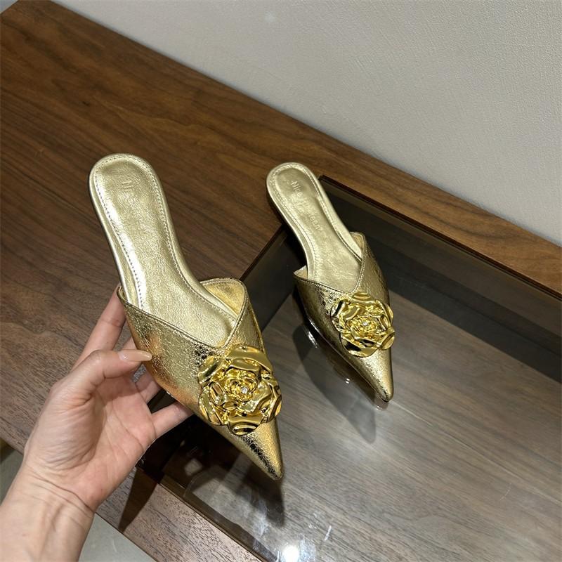 

2024 spring new slippers women s fashion European and American style metal flower pointed half slippers women s flat-bottomed bag head slippers 39 золотий