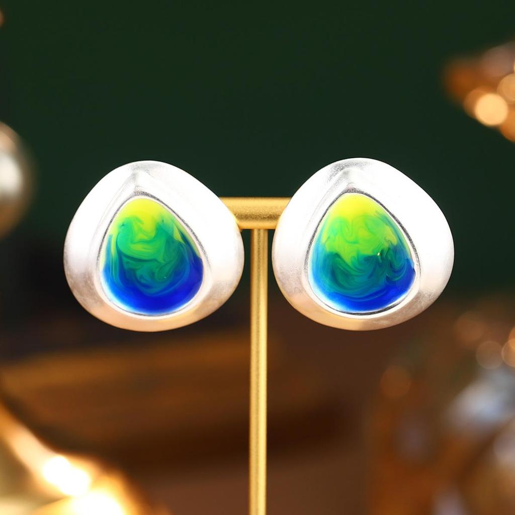 Seria obrazów Van Gogha Moneta: Kolczyki sztyfty z emalią i naturalną perłą w kształcie francuskiego kwiatka, srebro próby 925, kolekcja letnia.