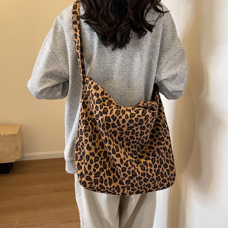 Niche leopard print canvas tote bag women's bag casual large capacity fashion handbag Korean version foreign style shoulder messenger bag