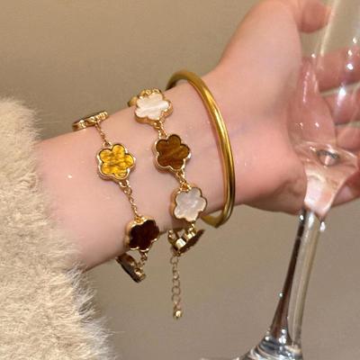 Minimalistisches Blumenanhänger-Armband: Stilvolles, luxuriöses und vielseitiges Armreif-Design