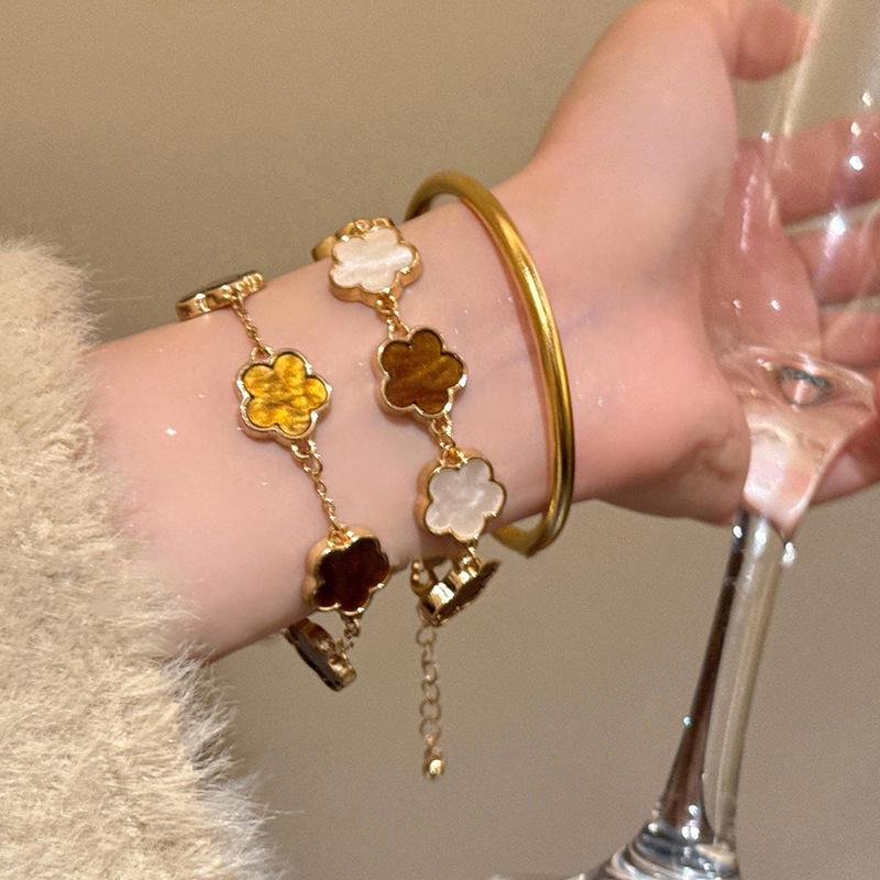Minimalist Flower Pendant Bracelet: Stylish, Luxurious, and Versatile Bangle Design