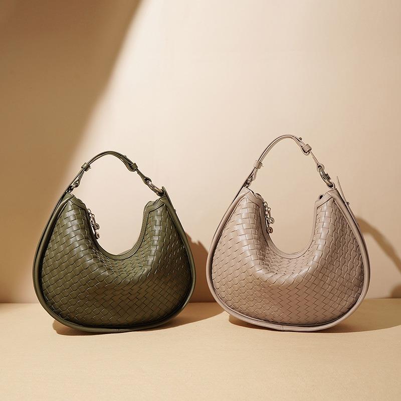 New Leather Woven Crescent Bag Spring and Summer Casual Fashion Shoulder Bag Niche Design Underarm Bag High-end Women's Bag