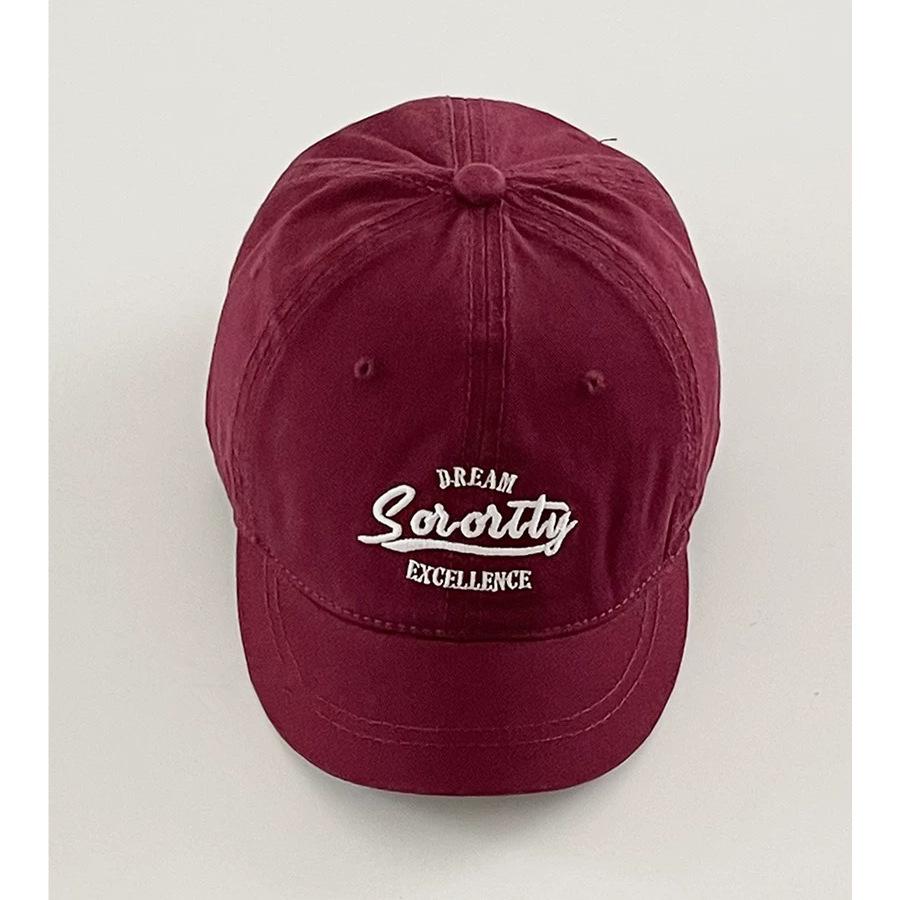 Kort bremmet myk topp brodert topphette kvinne liten langs amerikansk gate trendy merkepar solskjerming baseballcaps som viser lite ansikt