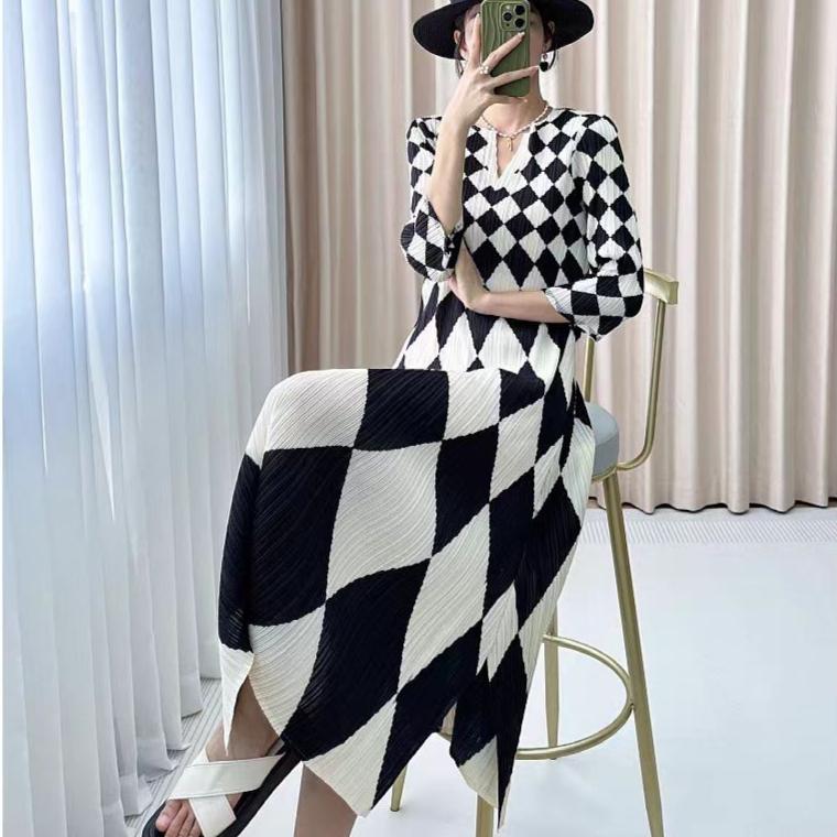 Women's Print Dress Spring Summer Diamond Print High-end Pleated Dress V-neck Long Dress