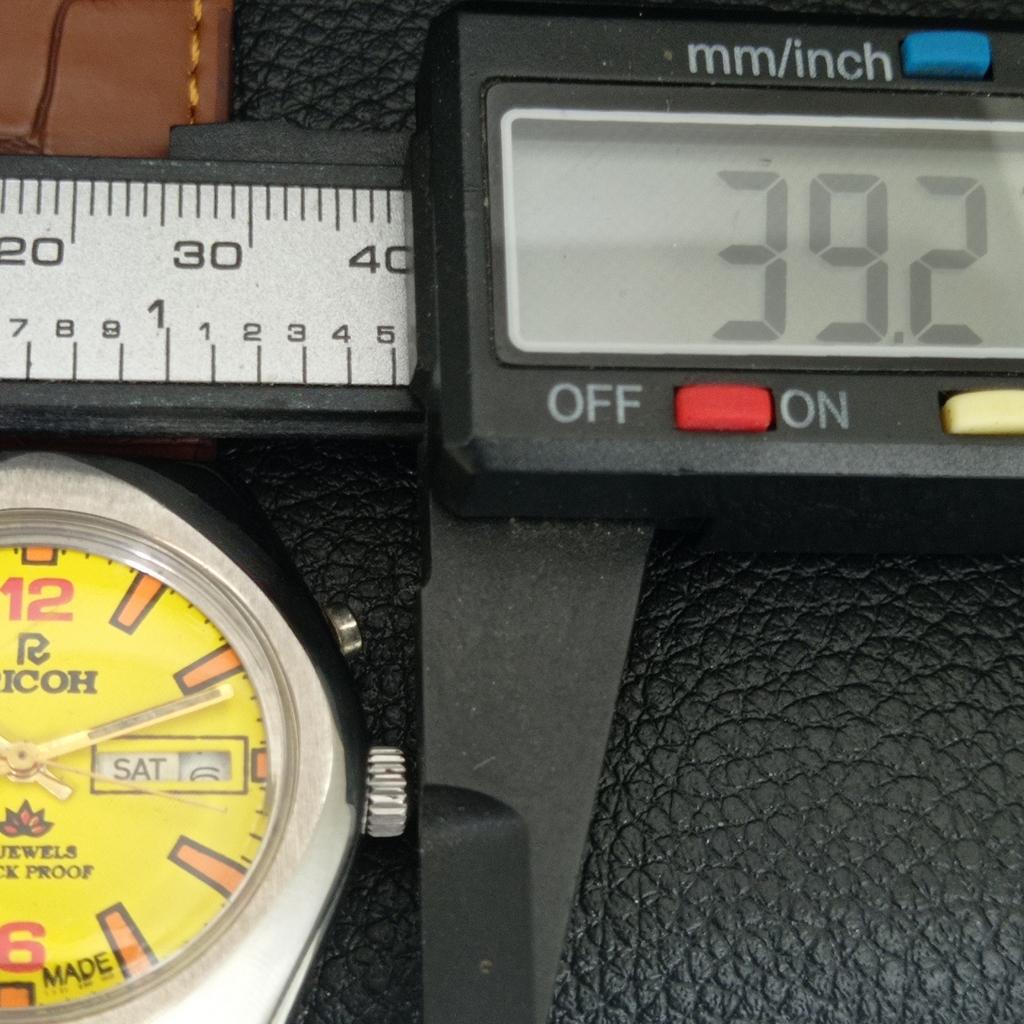 VINTAGE RICOH R31 AUTOMATIC JAPAN MENS YELLOW COLOR DIAL WATCH a707936-1